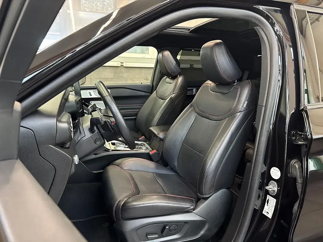 Ford Explorer - Thumbnail 3