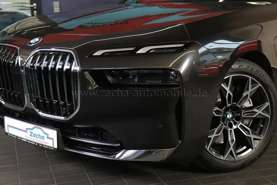 BMW 750 - Thumbnail 2