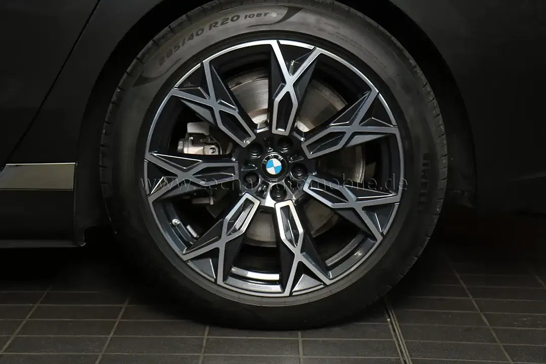 BMW 750 - Thumbnail 25
