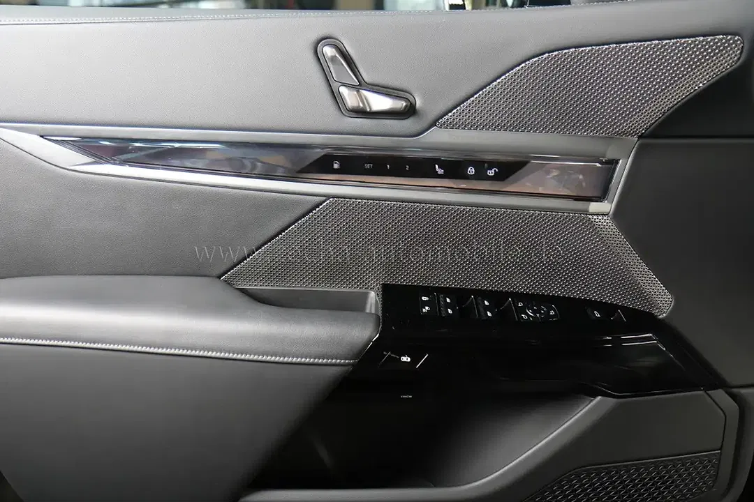 BMW 750 - Thumbnail 4