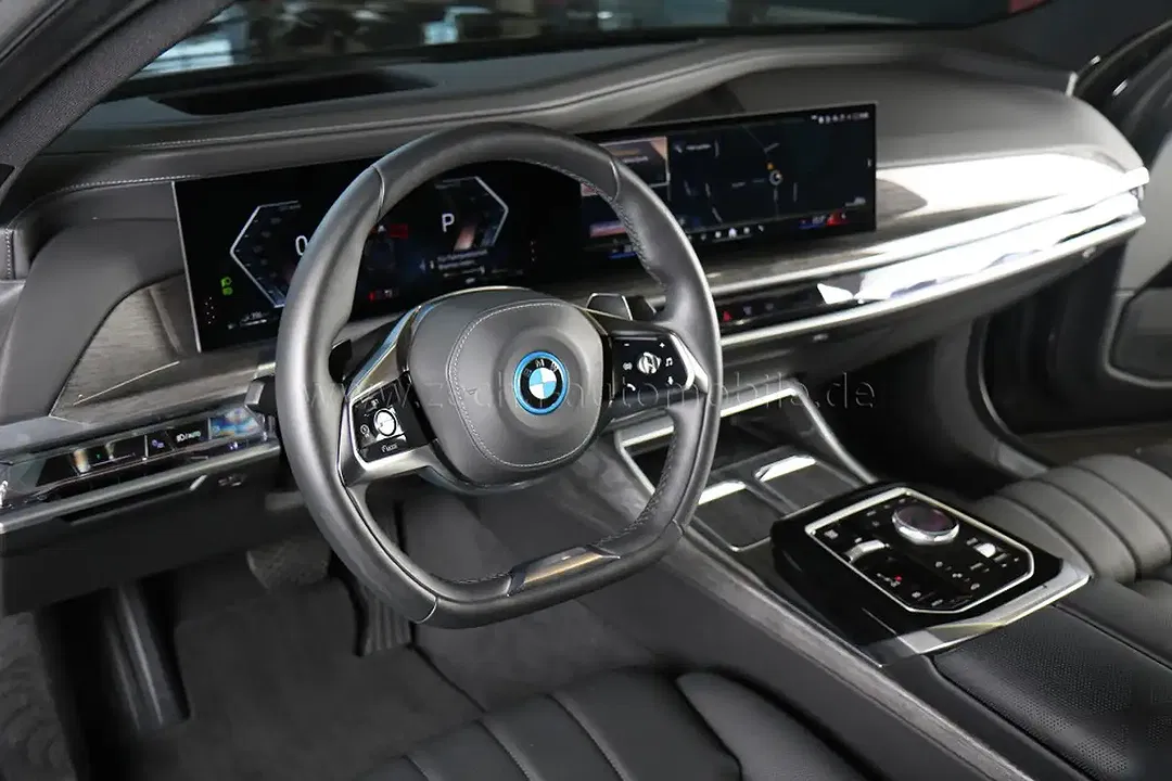 BMW 750 - Thumbnail 5