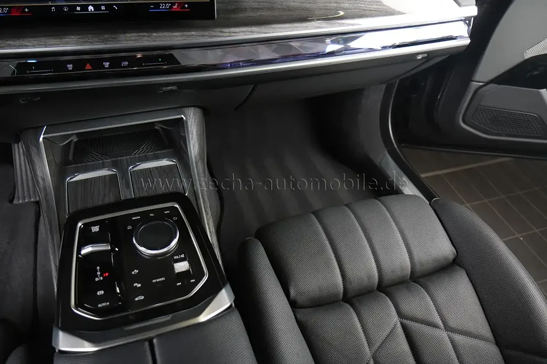 BMW 750 - Thumbnail 8