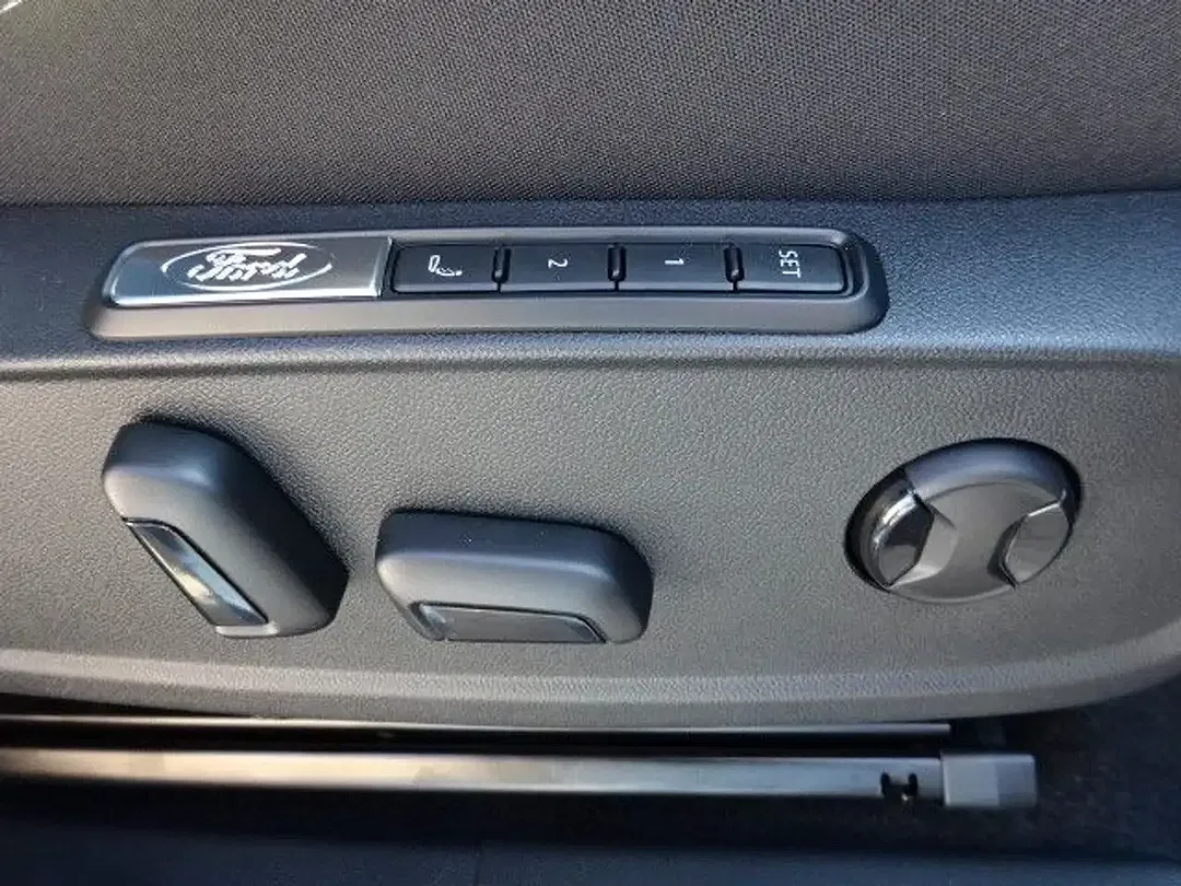 Ford Explorer - Thumbnail 10