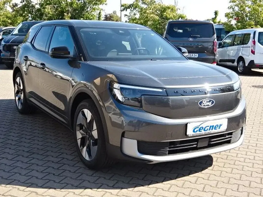 Ford Explorer - Thumbnail 8