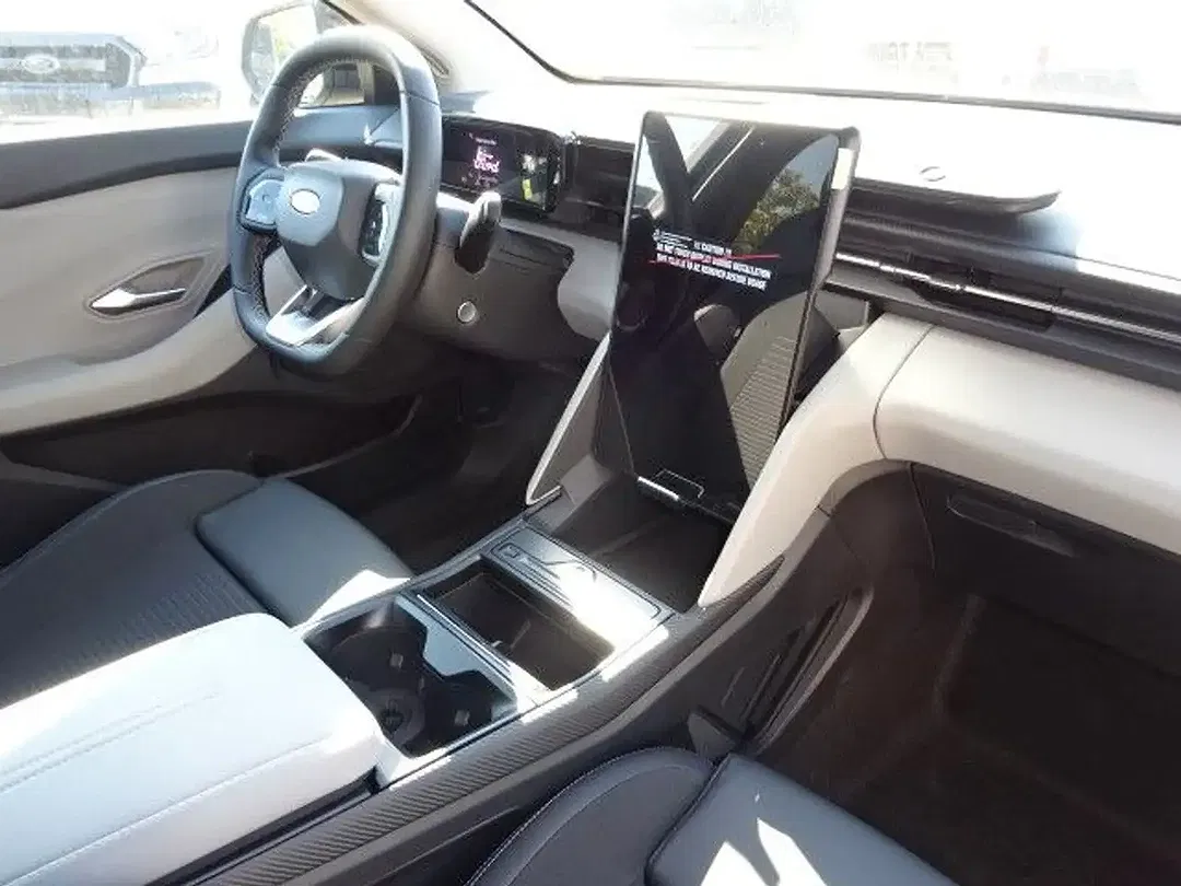 Ford Explorer - Thumbnail 9