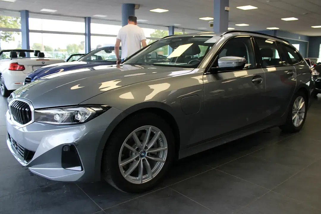 BMW 320 - Thumbnail 3