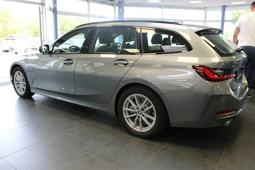 BMW 320 - Thumbnail 4