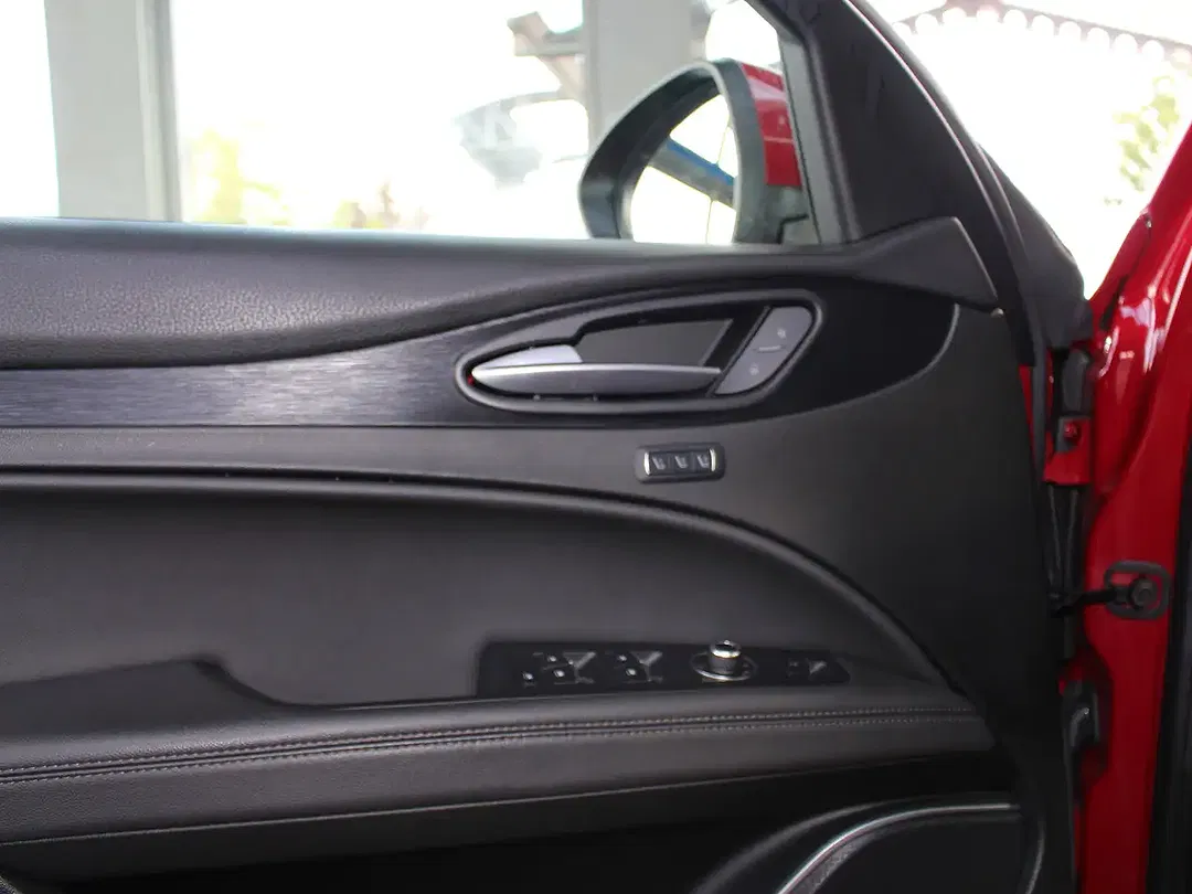 Alfa Romeo Stelvio - Thumbnail 11