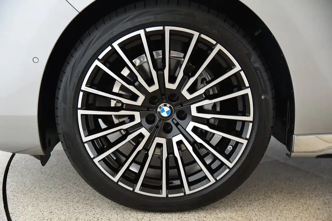 BMW 740 - Thumbnail 23