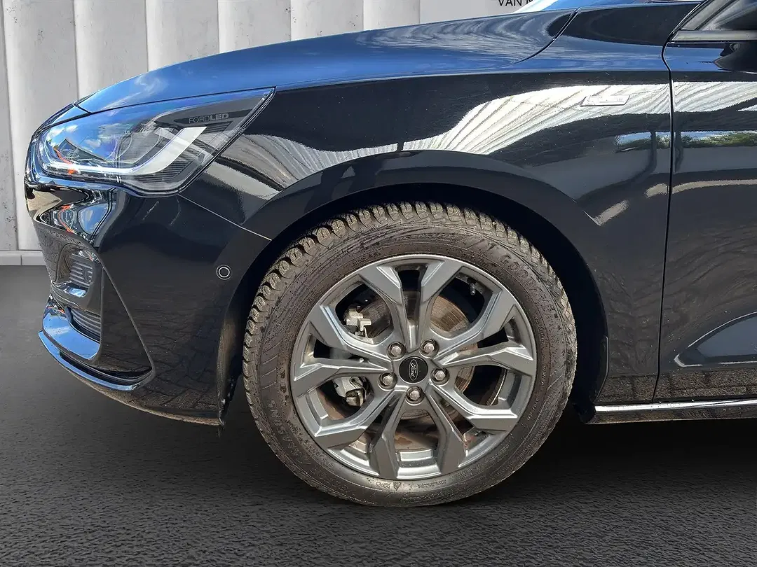 Ford Focus - Thumbnail 9
